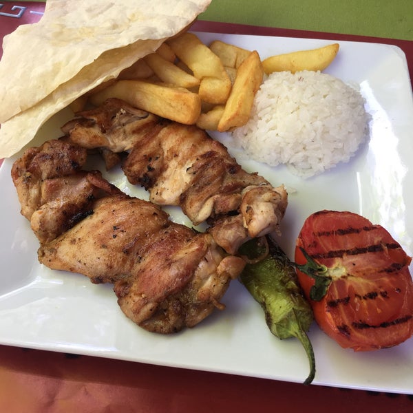 Foto scattata a Damla Restaurant da Büşra Ö. il 4/27/2019