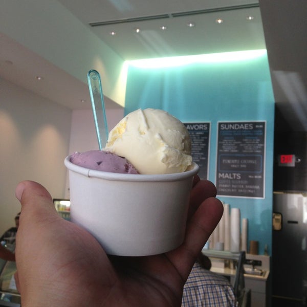 7/21/2013 tarihinde brandon j.ziyaretçi tarafından Glacé Artisan Ice Cream'de çekilen fotoğraf