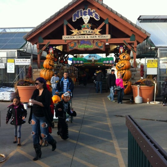 รูปภาพถ่ายที่ Nick&#39;s Garden Center &amp; Farm Market โดย Kelli R. เมื่อ 10/27/2012