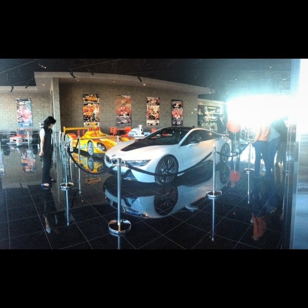 1/17/2014 tarihinde Penske Automotive A.ziyaretçi tarafından BMW North Scottsdale'de çekilen fotoğraf