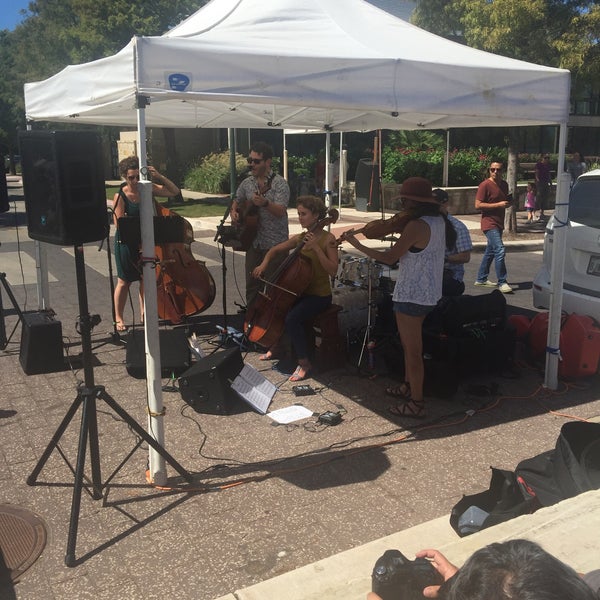 Foto tirada no(a) Mueller Farmers Market por MiVida R. em 10/16/2016