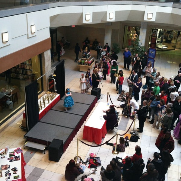 รูปภาพถ่ายที่ CherryVale Mall โดย Grace P. เมื่อ 3/16/2013