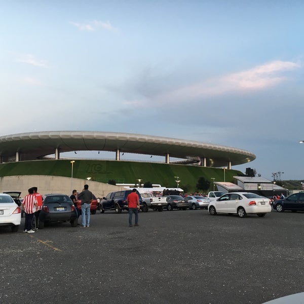 Foto diambil di Explanada Estadio Akron oleh Ever G. pada 10/20/2016