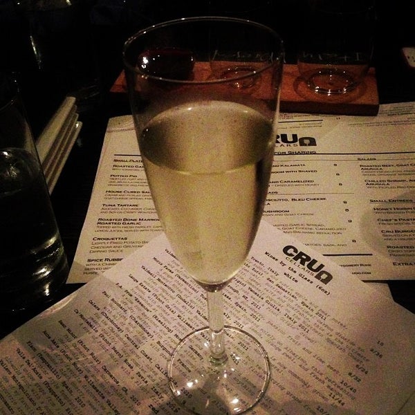 รูปภาพถ่ายที่ Cru Cellars โดย Champagne Girl 💋🏈🍷🇮🇹 เมื่อ 12/29/2012
