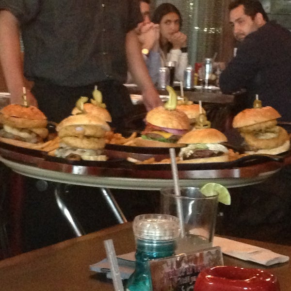 Foto diambil di The Hamburger Club oleh Luis A. pada 5/8/2013
