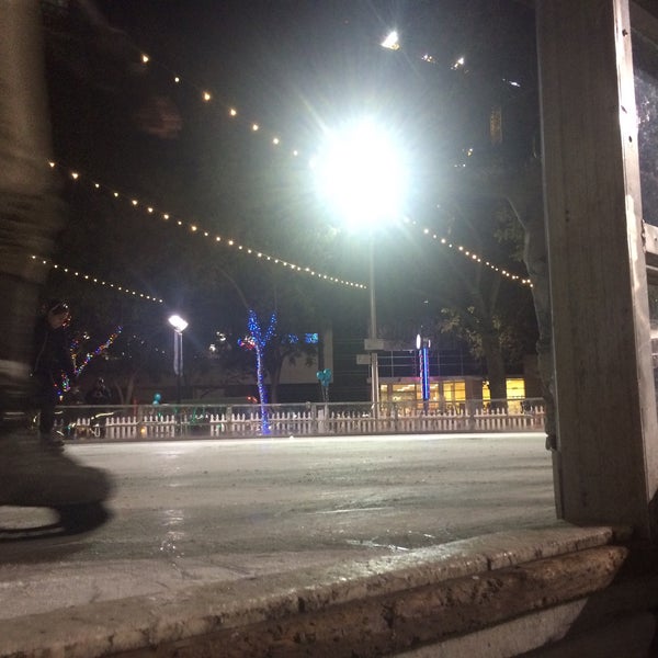 Foto tomada en Downtown Sacramento Ice Rink  por Vicky T. el 11/11/2015