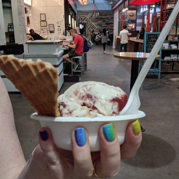 Das Foto wurde bei Jeni&#39;s Splendid Ice Creams von Chloe C. am 6/21/2018 aufgenommen