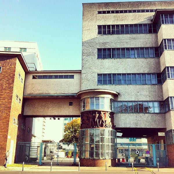 รูปภาพถ่ายที่ Tabakfabrik Linz โดย geheimtip ʞ. เมื่อ 10/8/2012