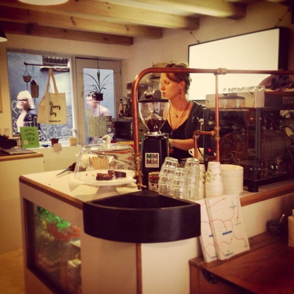 Выдра рисунок. Спорт бар в кишинёве. Кружка с выдрами sea otters. Бодрая выдра кофейня. Кофе specialty.