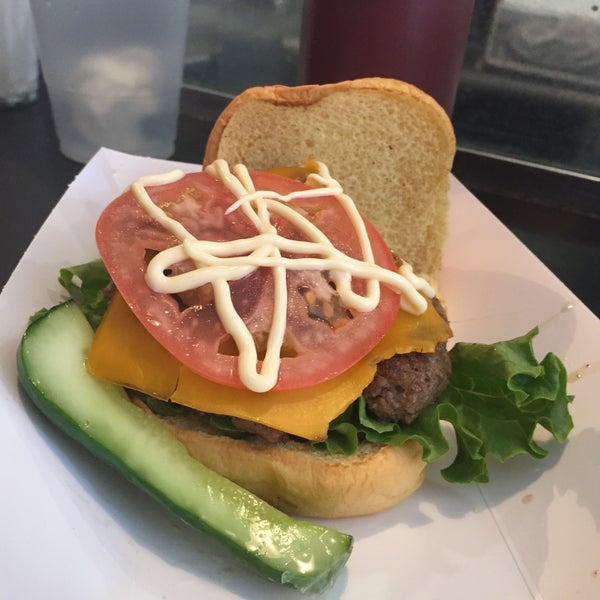 Снимок сделан в Mikey&#39;s Burger пользователем That G. 5/25/2015