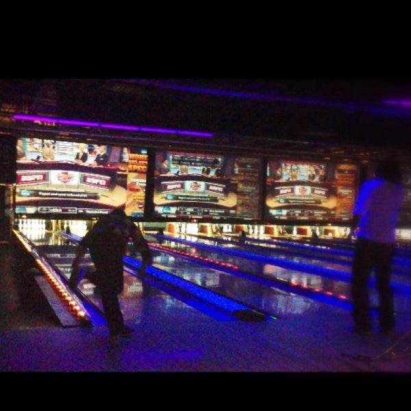Foto diambil di 10Pin Bowling Lounge oleh Simeenie pada 3/18/2013