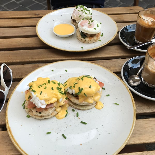 Very nice coffee + brunch place, excellent coffee and kind service.Eggs benedict in the morning, pasta and pizza all day. Vegan and vegetarian options, cosy design.