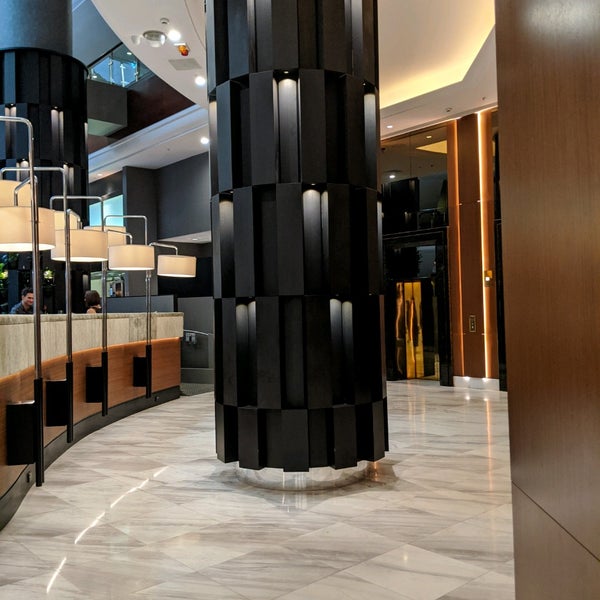 Foto diambil di Sydney Harbour Marriott Hotel at Circular Quay oleh Insiya P. pada 11/26/2019