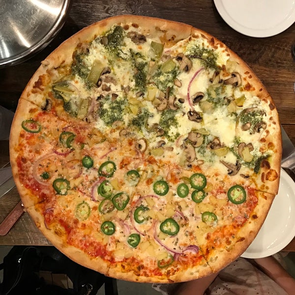 6/26/2017 tarihinde Jason F.ziyaretçi tarafından Five Points Pizza'de çekilen fotoğraf