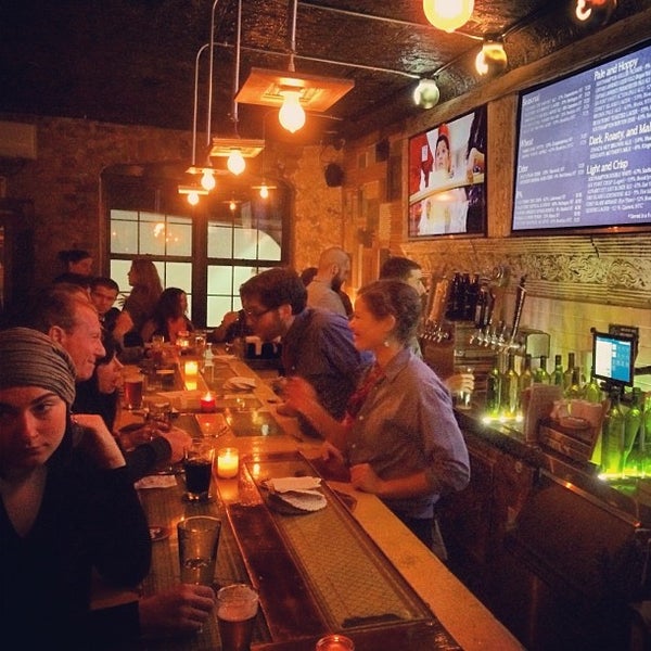 รูปภาพถ่ายที่ The Brew Inn โดย Jason F. เมื่อ 11/15/2013