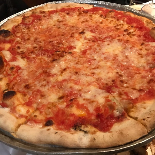 Foto tomada en Patsy&#39;s Pizza - East Harlem  por Jason F. el 10/20/2018