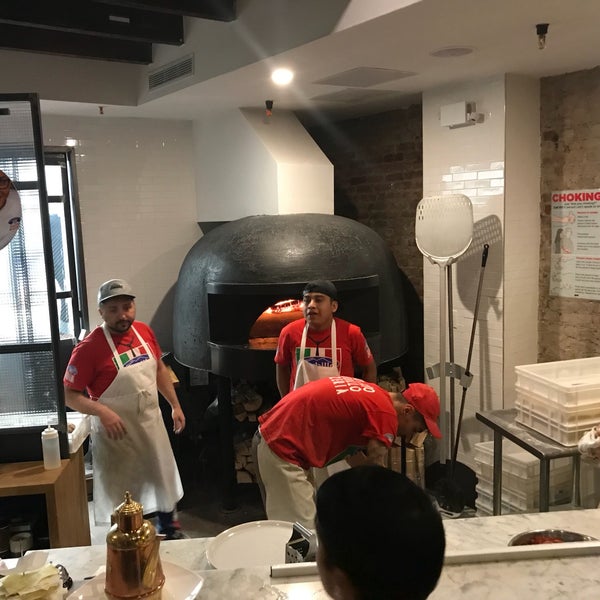 1/7/2018 tarihinde Jason F.ziyaretçi tarafından Sorbillo Pizzeria'de çekilen fotoğraf