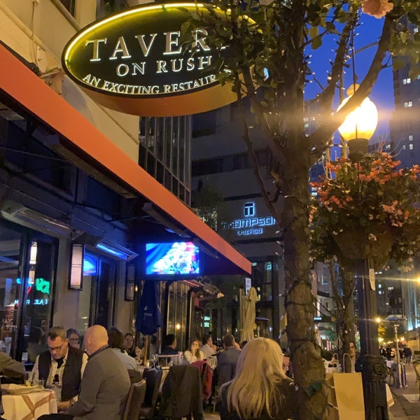 Foto tirada no(a) Tavern on Rush por Arwa✨ em 10/14/2020