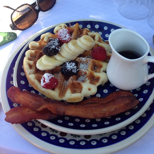 Foto tomada en Capital Hill Mansion Bed &amp; Breakfast Inn  por Rosie H. el 6/14/2014