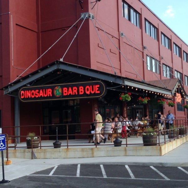 6/9/2013 tarihinde Jim H.ziyaretçi tarafından Dinosaur Bar-B-Que'de çekilen fotoğraf