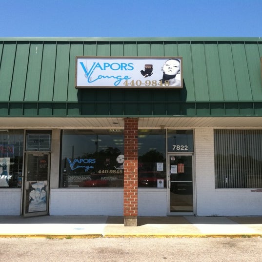 รูปภาพถ่ายที่ Vapors Lounge โดย William P. เมื่อ 6/21/2011