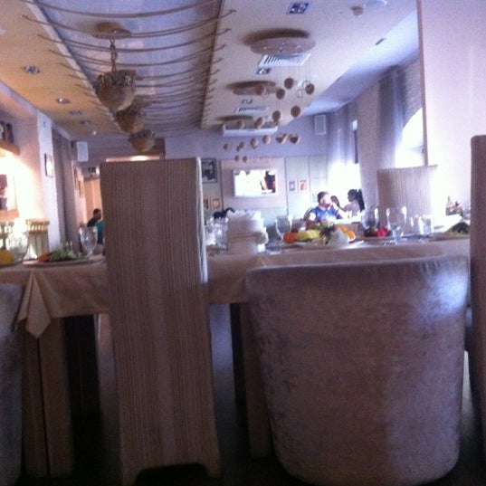 8/29/2012 tarihinde Dana N.ziyaretçi tarafından Ресторан Famous'de çekilen fotoğraf