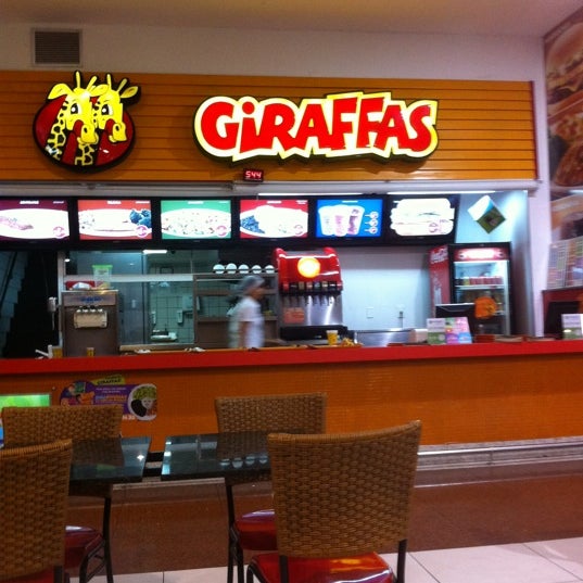 Photo taken at Giraffas by Marcos F. on 8/30/2011