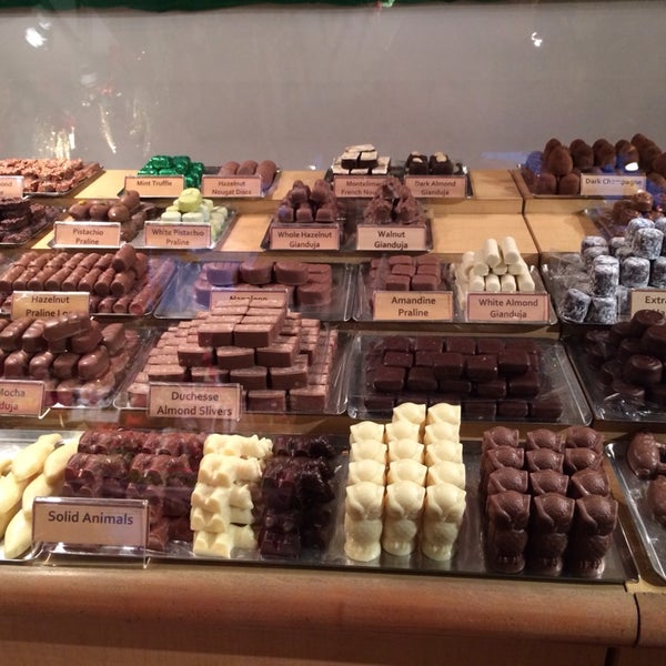 1/16/2014 tarihinde Wolfieziyaretçi tarafından teuscher Chocolates - Rockefeller Center'de çekilen fotoğraf