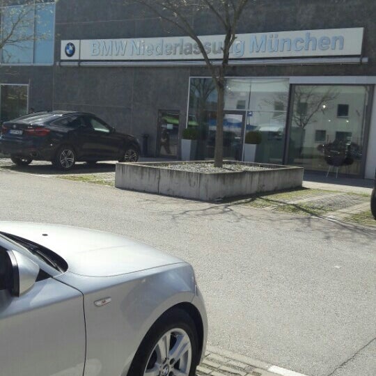 Foto scattata a BMW Niederlassung Solln da Can S. il 4/30/2016