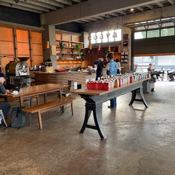 รูปภาพถ่ายที่ Coava Coffee Roasters Cafe โดย Burak B. เมื่อ 9/27/2021