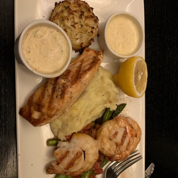 Foto scattata a Bristol Seafood Grill da John M. il 7/7/2019
