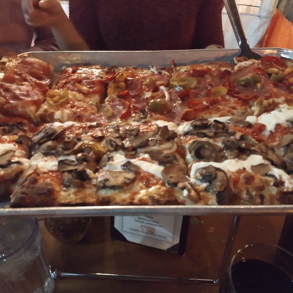 Снимок сделан в Adrienne&#39;s Pizza Bar пользователем Shuke S. 10/11/2019