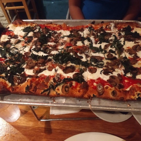 Снимок сделан в Adrienne&#39;s Pizza Bar пользователем Shuke S. 8/29/2019