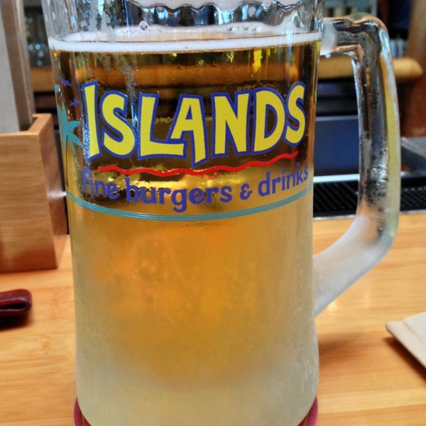 รูปภาพถ่ายที่ Islands Restaurant โดย Noel B. เมื่อ 8/14/2013