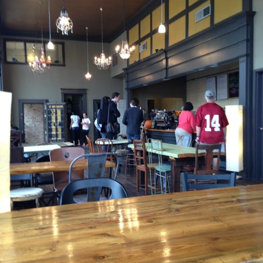 10/27/2012 tarihinde Shayne G.ziyaretçi tarafından Iron Bank Coffee Co.'de çekilen fotoğraf
