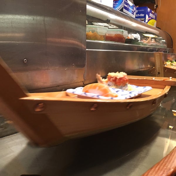 Photo taken at Sushi Boat by Beatriz Z. on 1/13/2016