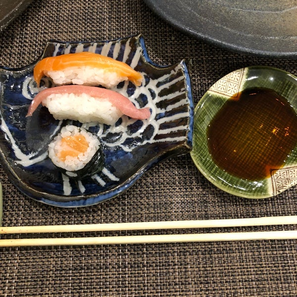 Imprescindible probar el toro (ventresca de atún). Gran calidad del sushi. Alta cocina japonesa. Trato exquisito.