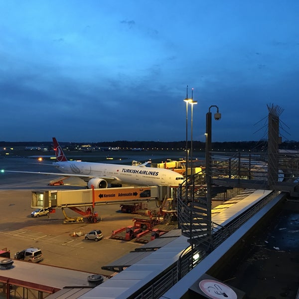3/4/2017 tarihinde Justin R.ziyaretçi tarafından Hamburg Havalimanı Helmut Schmidt (HAM)'de çekilen fotoğraf