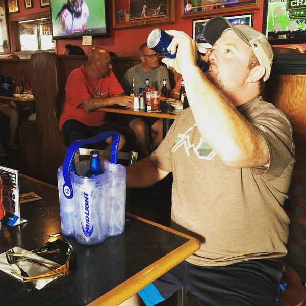 Foto tirada no(a) Donohue&#39;s Bar and Grill por J.D. D. em 9/20/2015