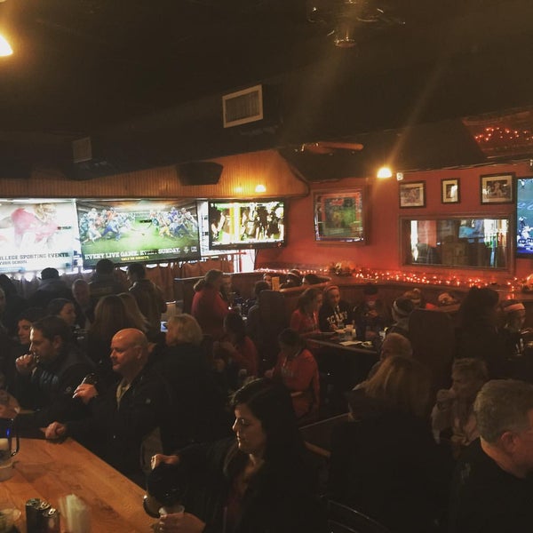 Foto tirada no(a) Donohue&#39;s Bar and Grill por J.D. D. em 11/21/2015