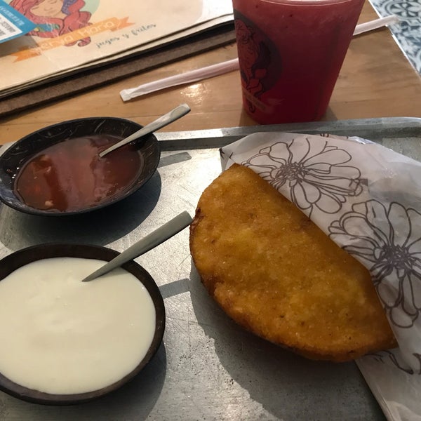 Try the typical Cartagena breakfast food arepa ‘e huevo with a pastilla juice! 👍🏼