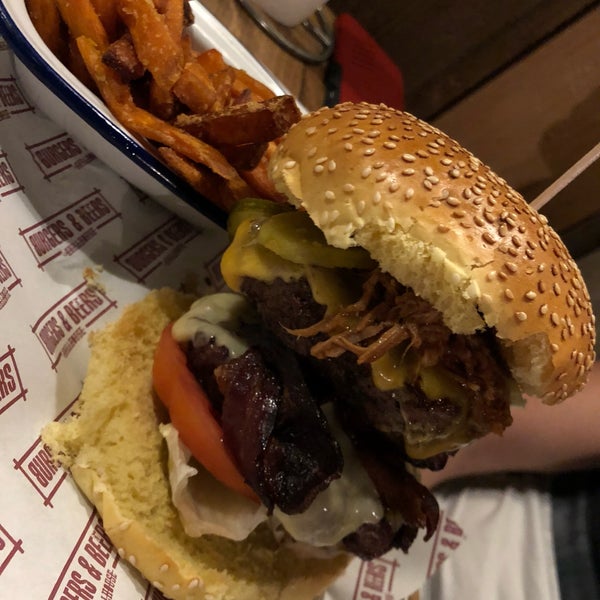 Das Foto wurde bei Burgers and Beers Grillhouse von Dirk am 10/6/2018 aufgenommen