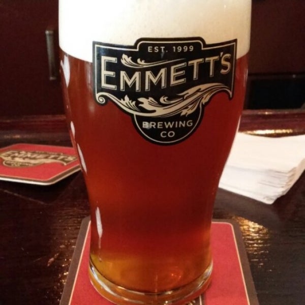 รูปภาพถ่ายที่ Emmett&#39;s Tavern &amp; Brewing Co. โดย Woody C. เมื่อ 6/8/2015