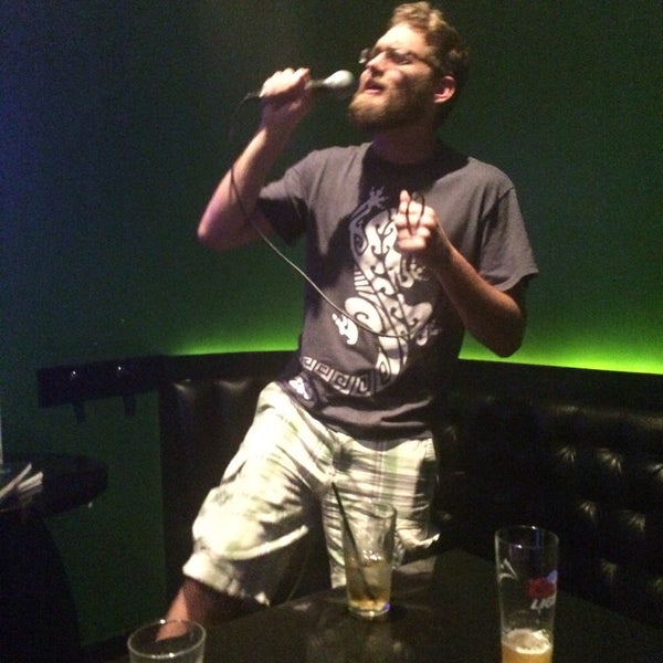 Foto tomada en The Common Interest Karaoke Bar &amp; Grill  por Jenn P. el 4/19/2015