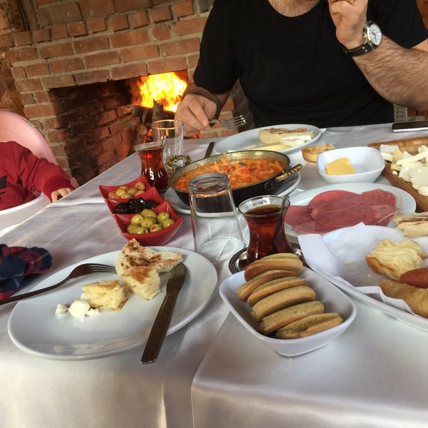Foto tirada no(a) Yeşil Çiftlik Restaurant por Emel Ç. em 11/24/2019