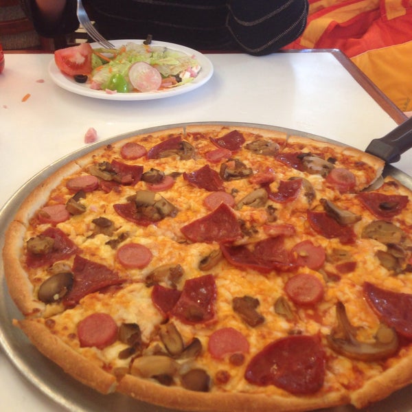 La pizza, la ensalada Luigis y el espagueti con queso. Mmm deliciosos.