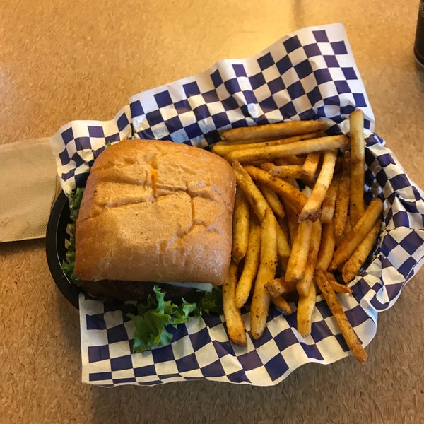 Foto tirada no(a) Blue Moon Burgers Capitol Hill por Varun R. em 2/20/2019