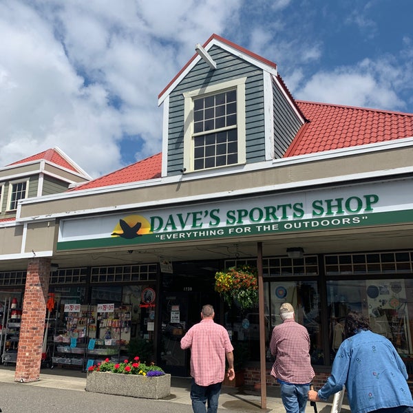 Foto tirada no(a) Dave&#39;s Sports Shop por Kathy J. em 7/4/2020