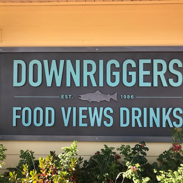Foto scattata a Downriggers Restaurant da Kevin G. il 9/1/2018