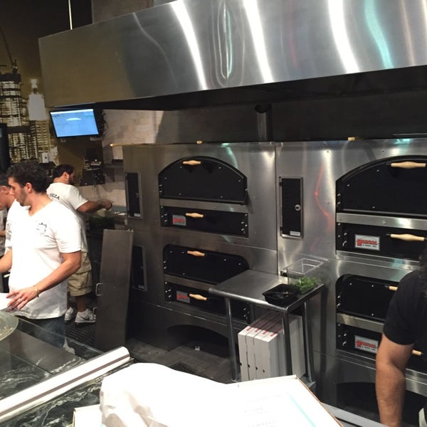 9/25/2014にShwenがKrispy Pizzaで撮った写真